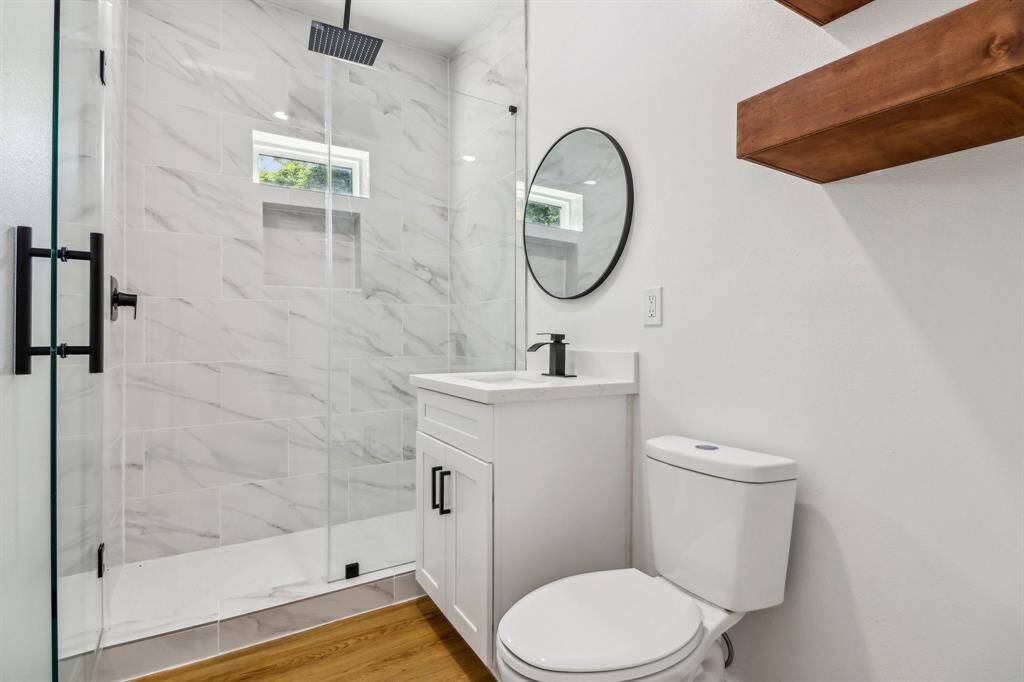 Discover this gorgeous, modern bathroom.