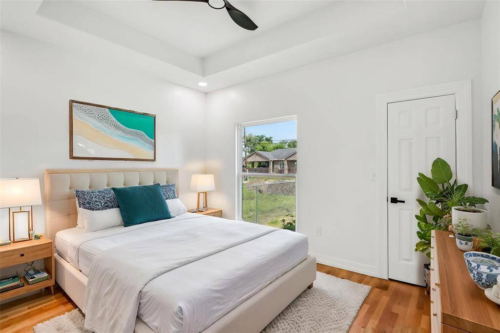 Welcome to this spacious primary bedroom.