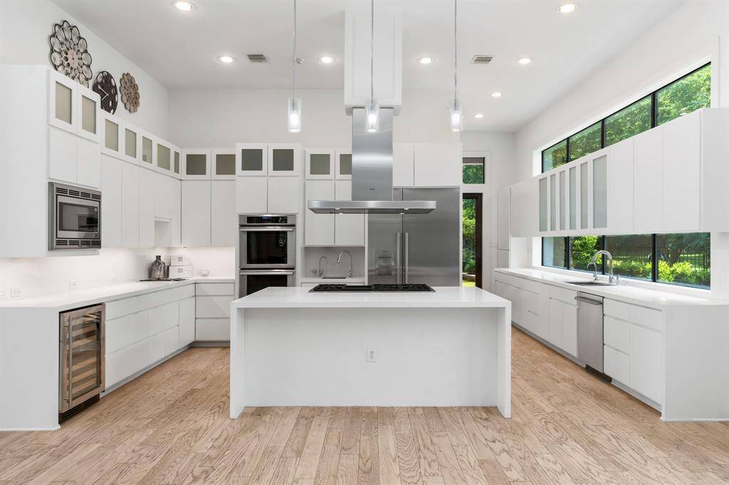 Any Chef will enjoy time spent in this fabulous, well equipped kitchen! Double stainless ovens and warming drawer, built-in steamer, beverage cooler, a bar/prep sink with RO drinking water is next to the built-in refrigerator/freezer , gas range and so much more. The sink has a private water heater for instant hot water!