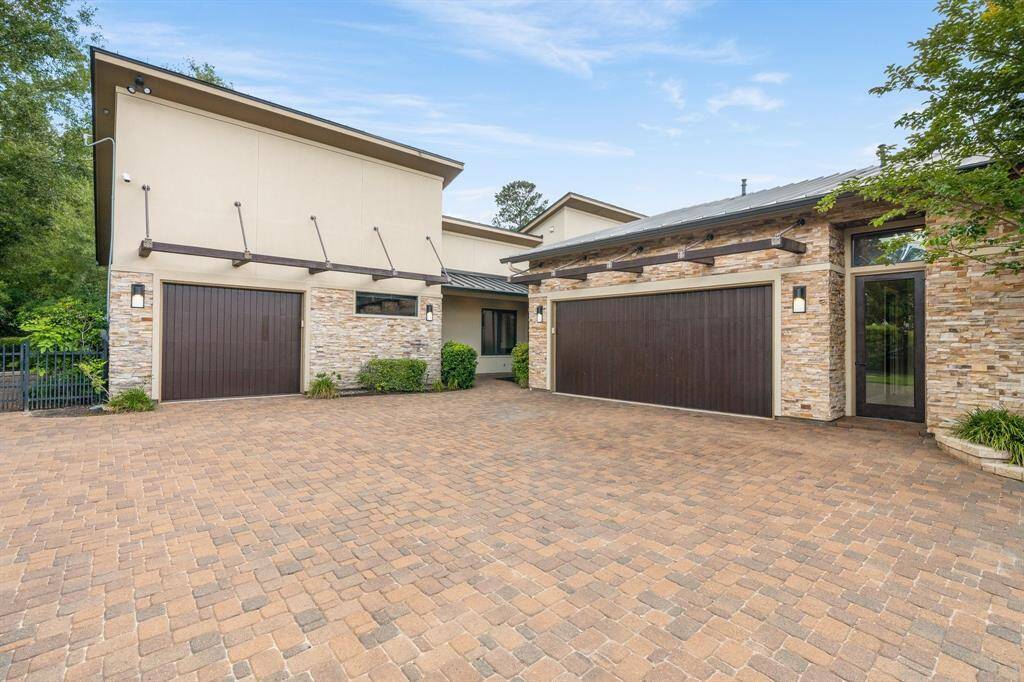 Lay out of the driveway area. The single glass door opens to the front quarters in the courtyard.
