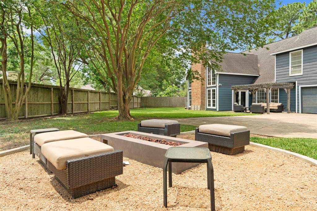 The seller's upgraded the backyard with a modern firepit! Sit back, relax and enjoy your gorgeous backyard.