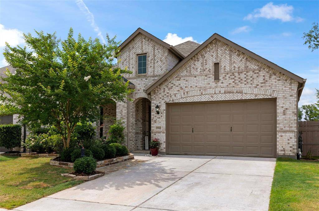 This Highland home offers excellent curb appeal with raised flower beds and sprinkler system in the front and back yard.