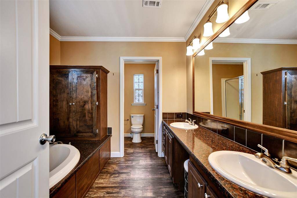 Primary bath w/double sinks