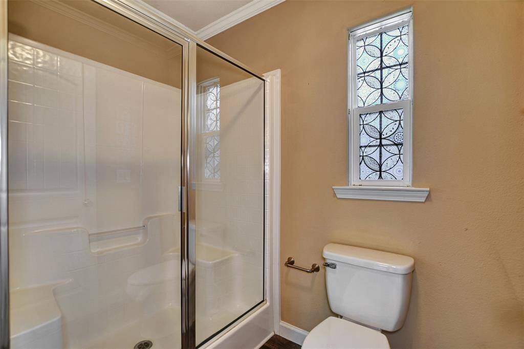 shower w/sliding door