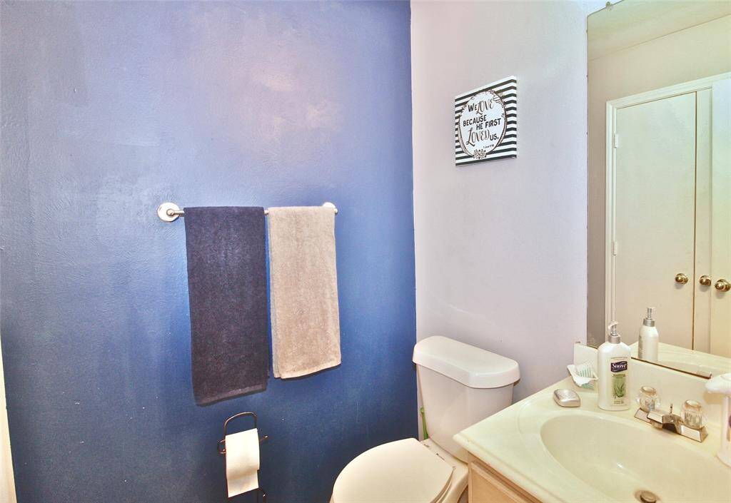 Guest bathroom on the first floor