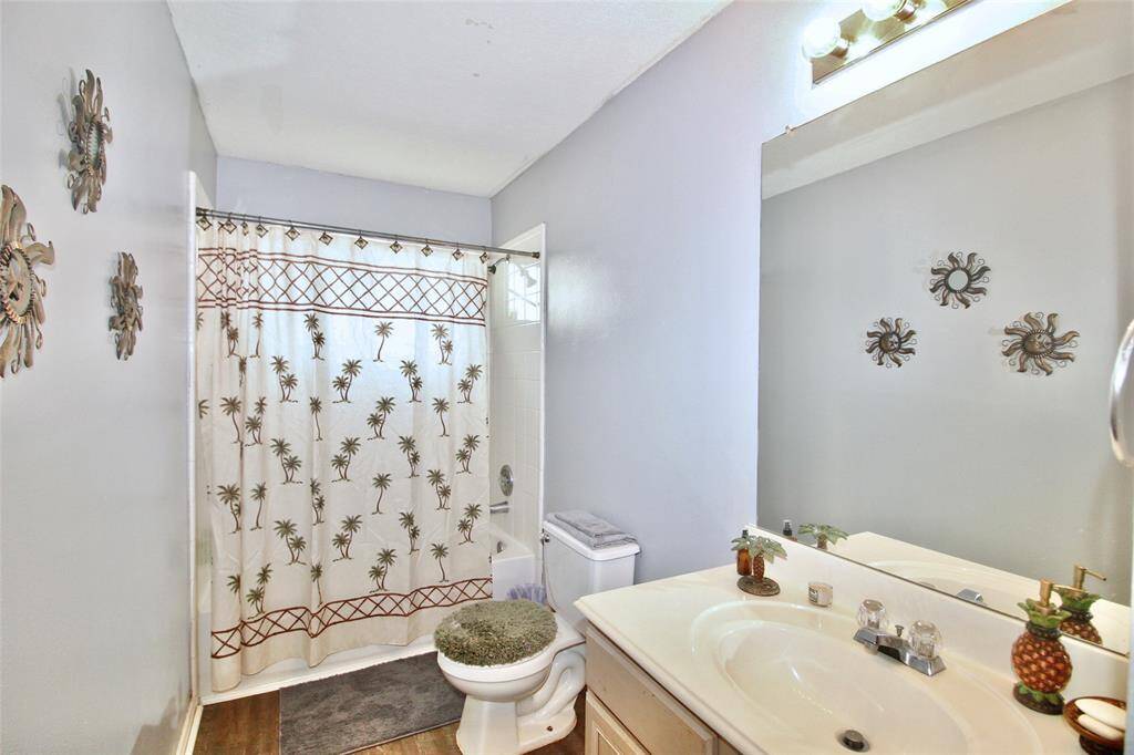 Secondary bathroom on the first floor