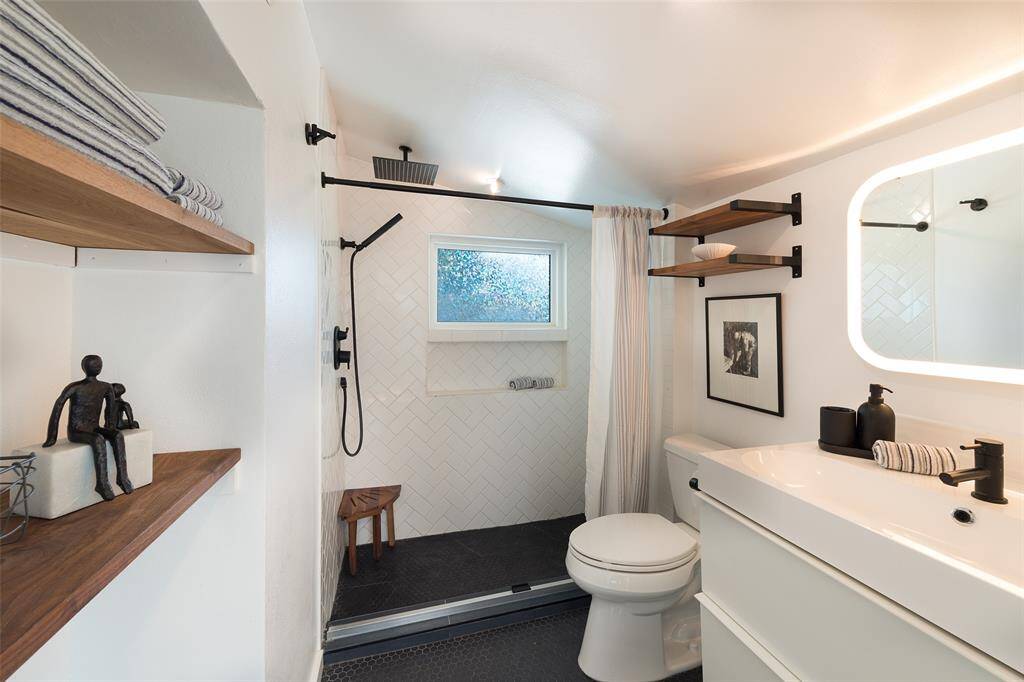 Primary bedroom en suite bath.