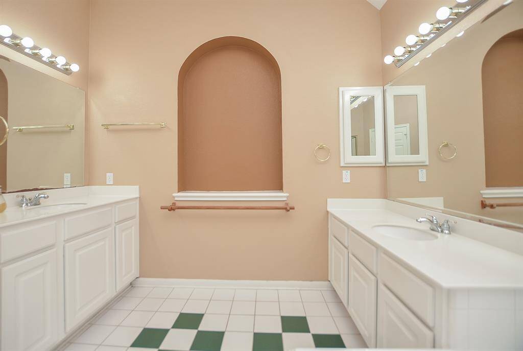 Why go to the latest, trendy commercial spa, when you have all manner of creature comforts right here in your luxurious primary ensuite bath? Featured are dual/separate sinks on opposite walls under sparkling mirrors; and dynamic tile flooring; and wall niche for you to personalize.