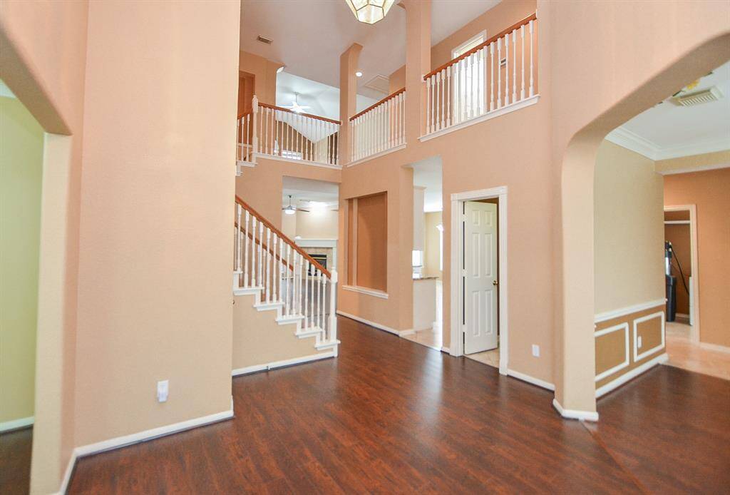 Family and guests will first feast their eyes on sublime pale adobe toned walls; the introduction of the staircase, and a neat view above, to the 2nd level catwalk and tidy railings.