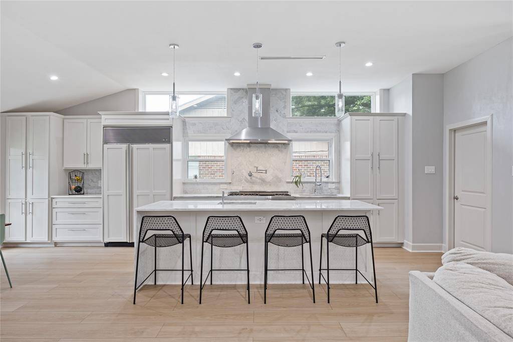 Chef’s Kitchen with Marble Countertops & Custom CabinetryFeatures 48” ZLINE range with pot filler, Sub-Zero built-in fridge, and double sinks. A dream kitchen for entertainers and culinary enthusiasts in Nassau Bay.