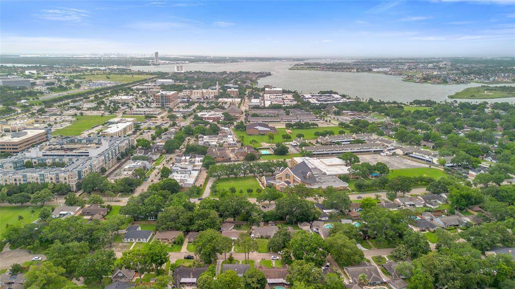 Proximity to Clear Lake & AmenitiesJust minutes from Clear Lake, this property places you near major employers, shopping, parks, and waterfront dining—blending suburban tranquility with urban access.