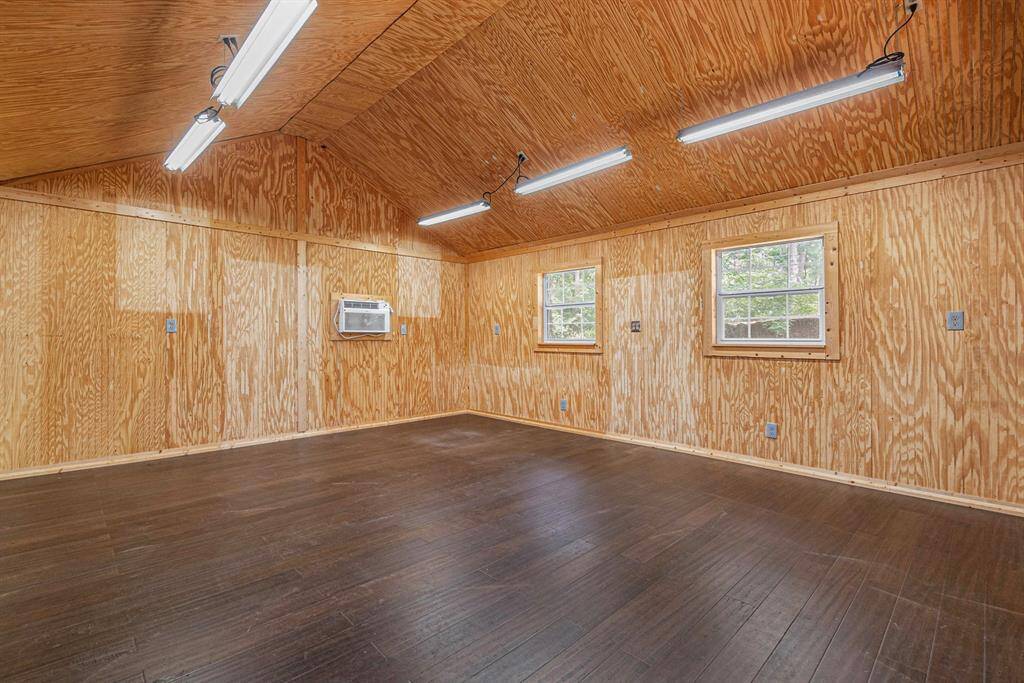 Large workshop or office space- endless possibilities!