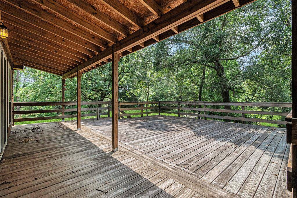 Expansive outdoor deck that is perfect for entertaining or relaxing!