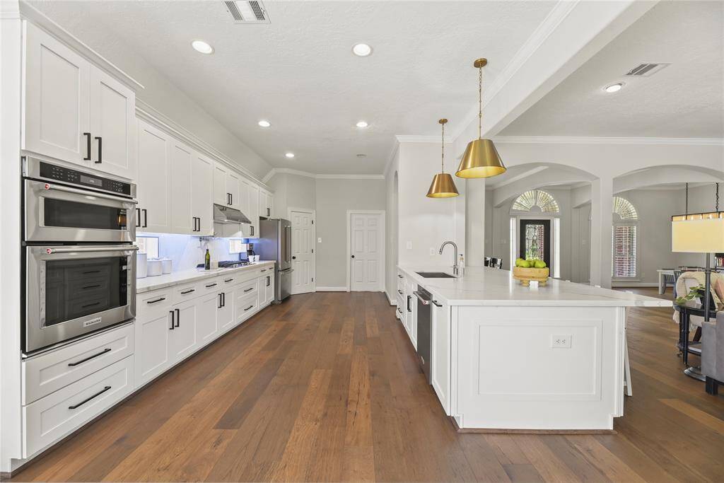 LOTS of space to cook for friends and family!
