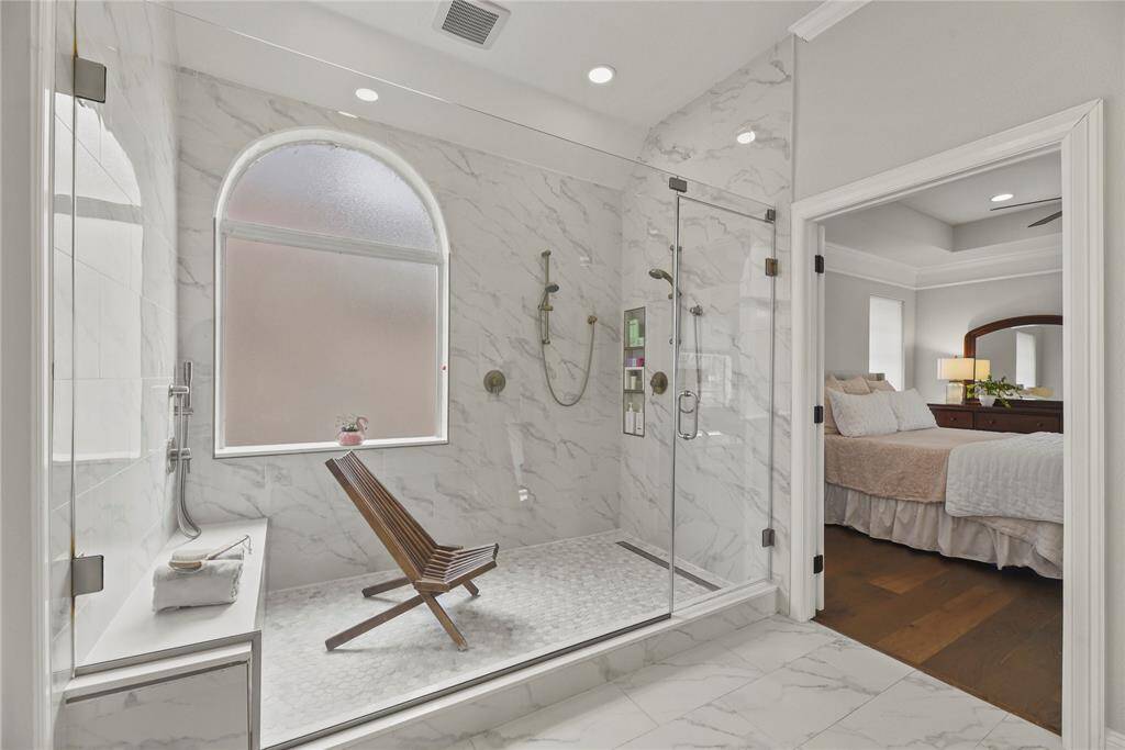 a bench, niche and seamless glass surround. Wow!
