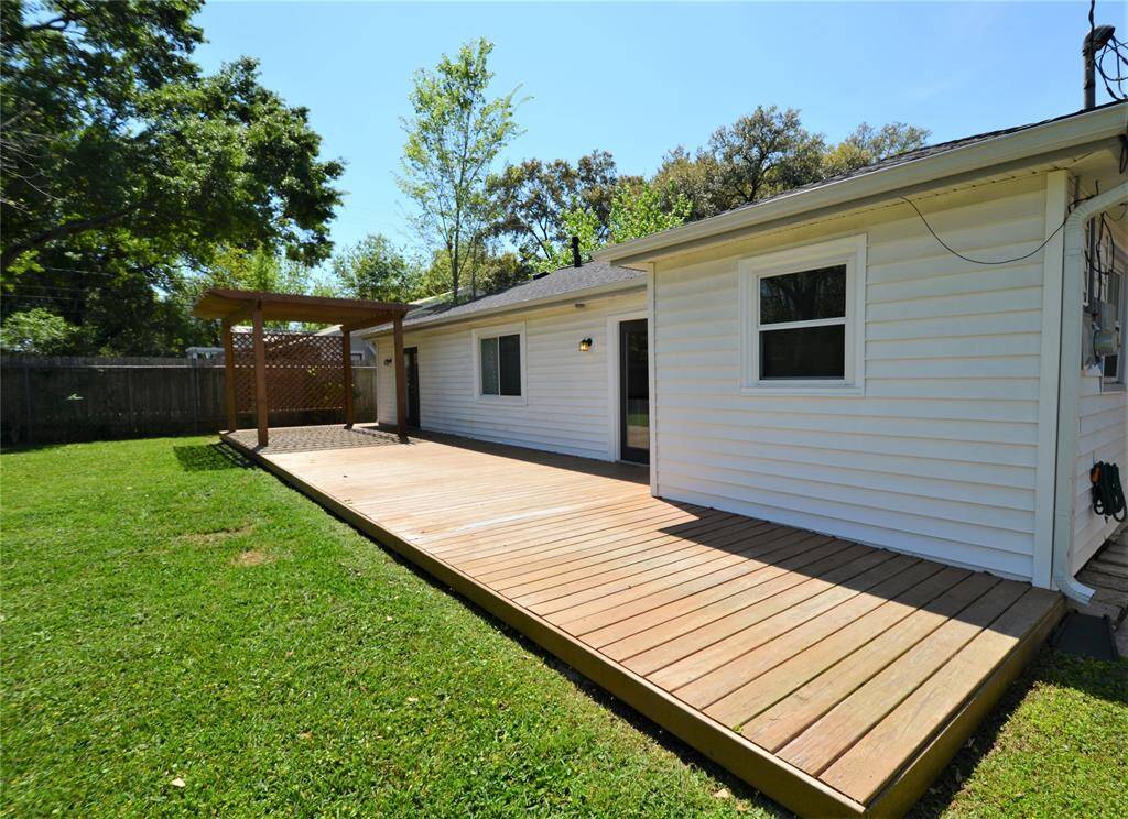 Enormous deck!!! Layout your outdoor furniture set the way you want! It has entrance to kitchen and dining room.