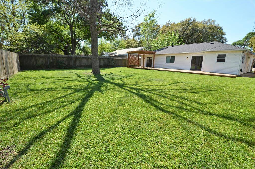 Backyard perfect for playing sports, gardening or just to relax in your hammock.