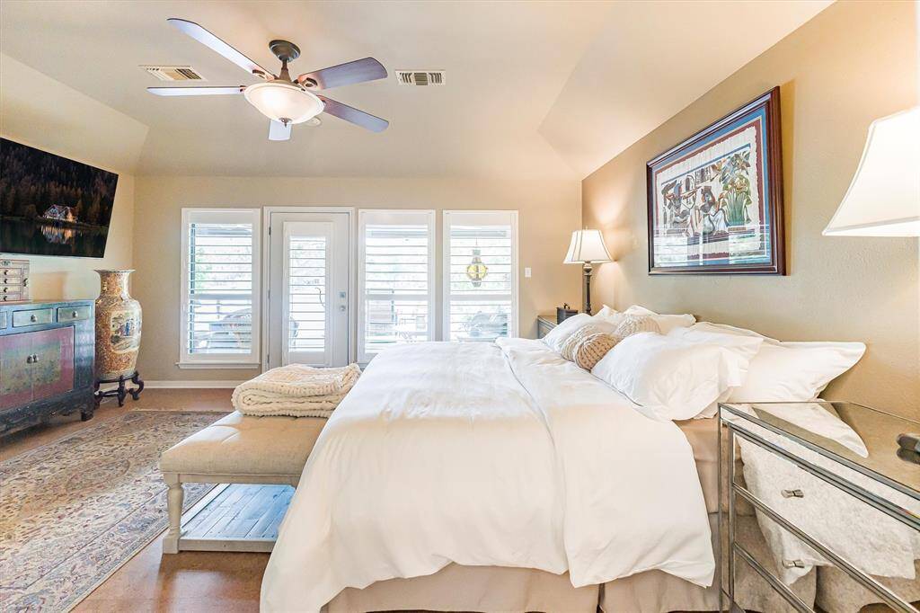 Two-zone air/heat: one for living area, one for bedrooms and bathrooms