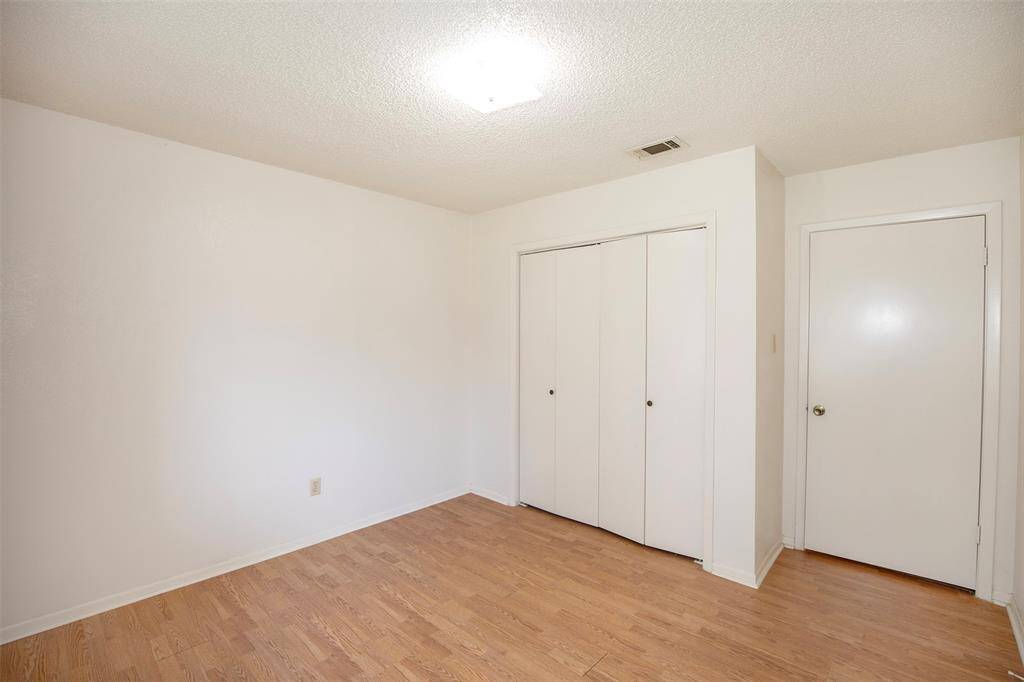 It's a bright and welcoming space, ideal for a guest room, home office, or cozy retreat.