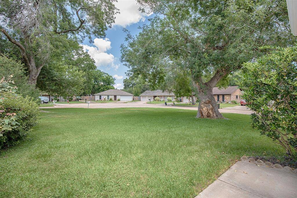 A wonderful view of the cul-de-sac from the front porch.