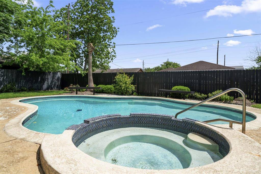 Beautiful pool for all your summer needs