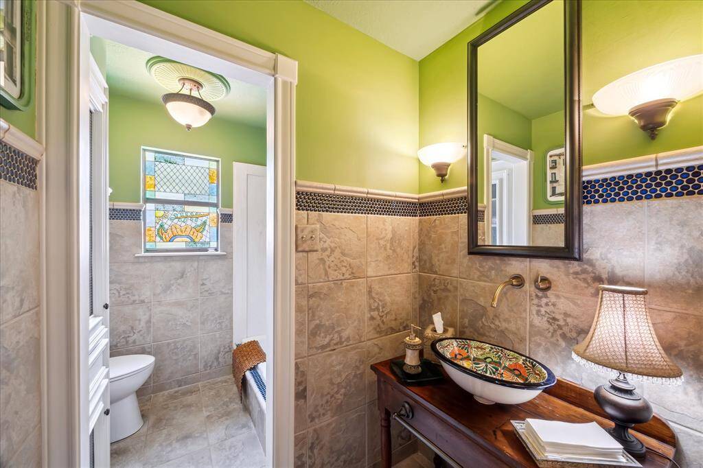 Secondary bathroom.