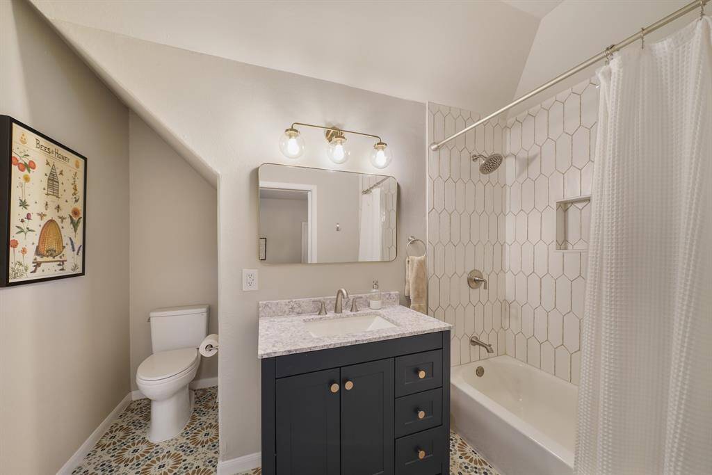 Secondary Bathroom with a tub/shower combination