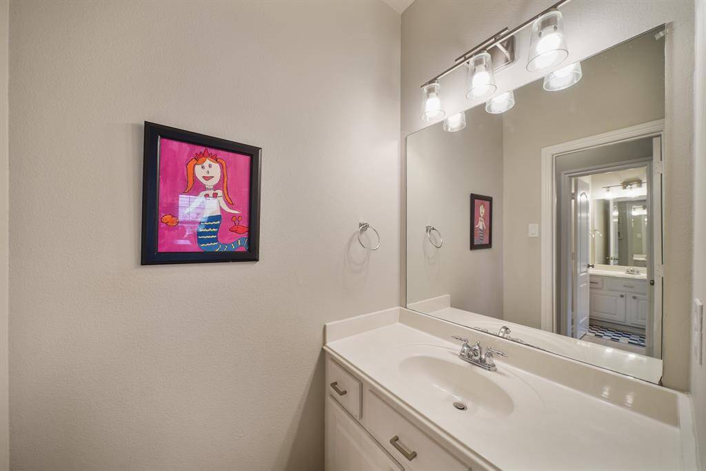 Secondary Bathroom with a tub/shower combination