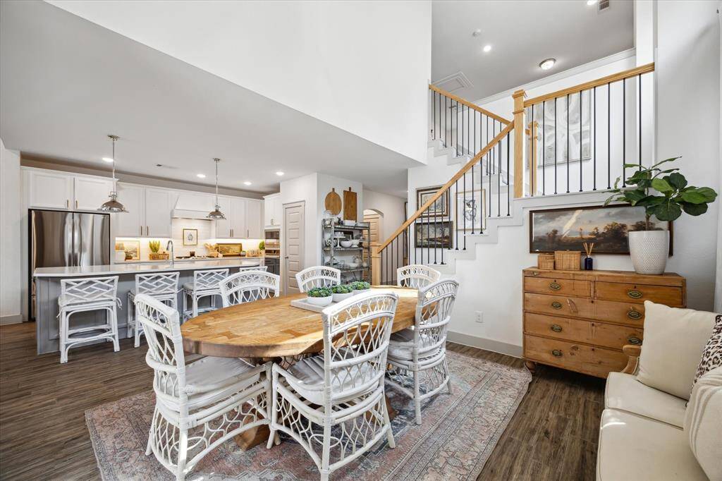 Enjoy meals in a space where style meets scale, open to the staircase and crowned by lofty ceilings.