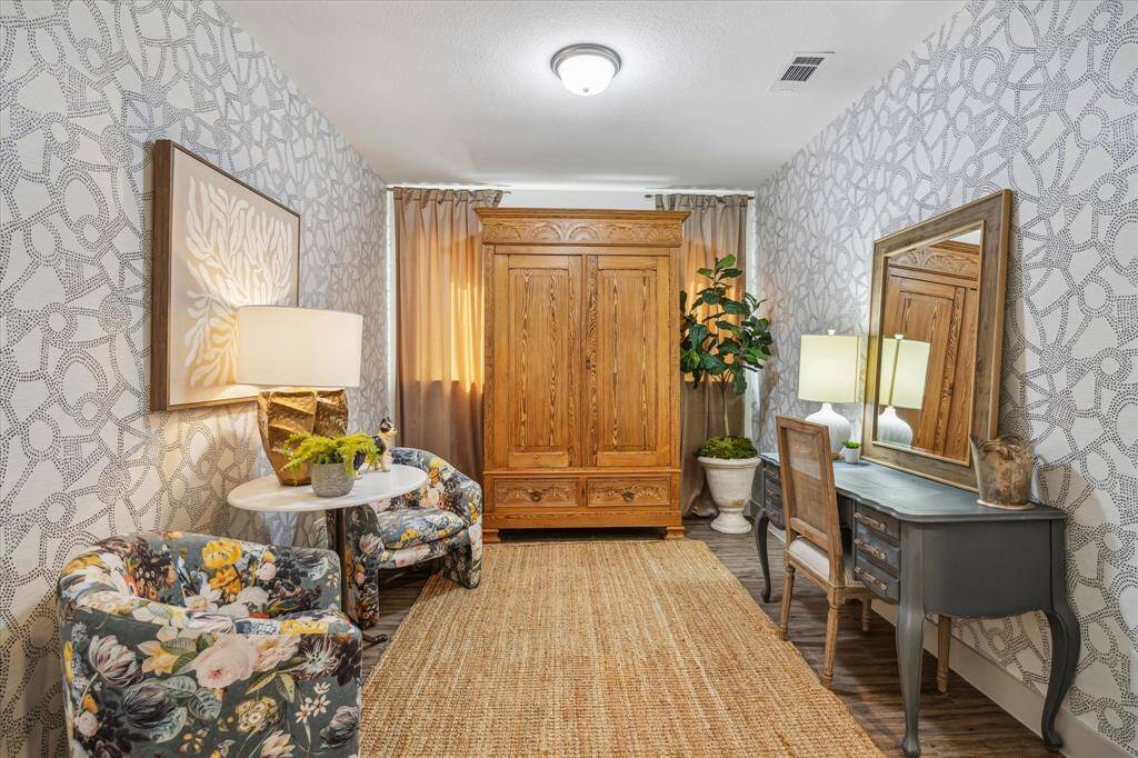 Elegantly finished with on-trend wallpaper and timeless flooring, this front room seamlessly combines comfort and sophistication. Its versatile design offers a flexible space perfectly suited to the new owner’s individual needs and vision.