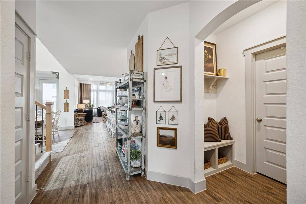 From the hallway, you can appreciate the layout featuring the staircase area seamlessly connected to the living room and kitchen.