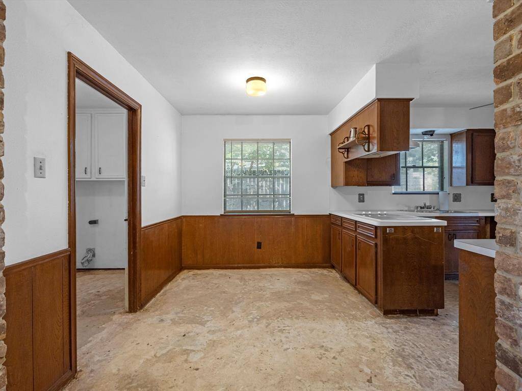 Eat in dining off of kitchen.