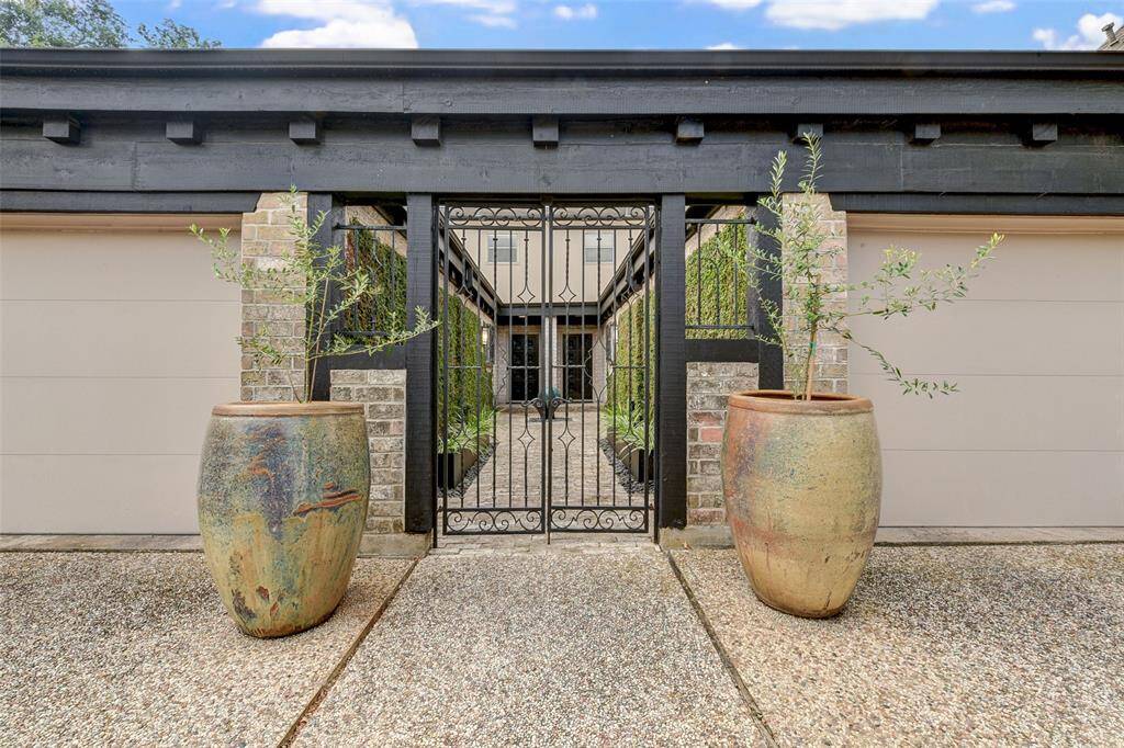 A calm oasis in the heart of the cityWelcome to 2209 Sheridan St - Modern gates welcome you home.