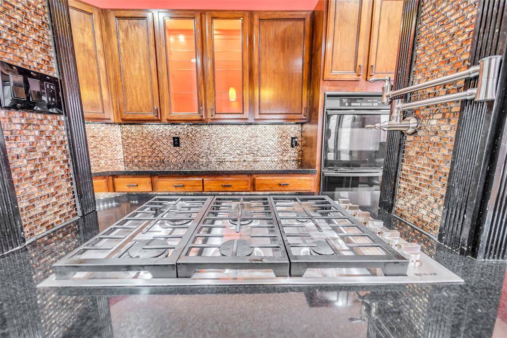 Kitchen gas stove with pot filler