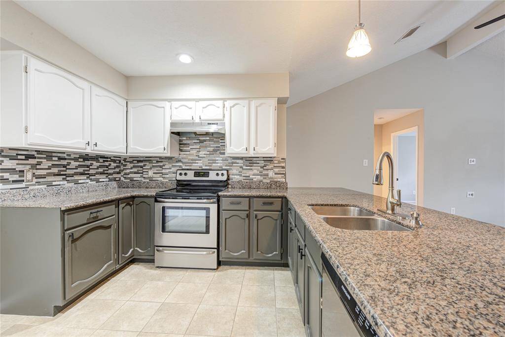 Whether you’re meal-prepping or hosting dinner, this kitchen is designed for both function and style.