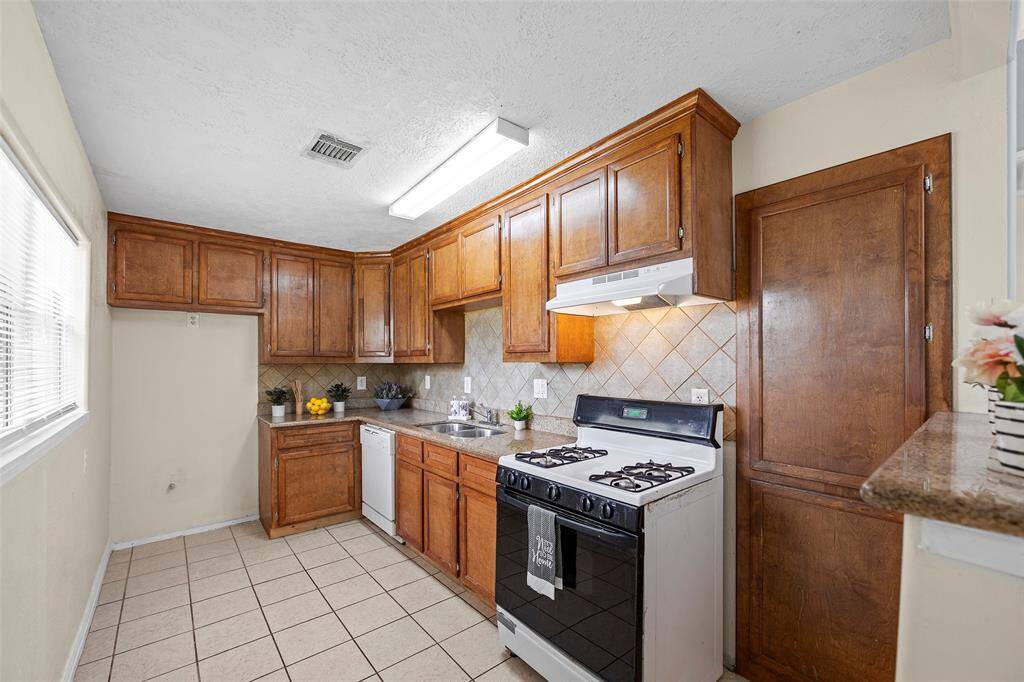 Plenty of countertop in the kitchen