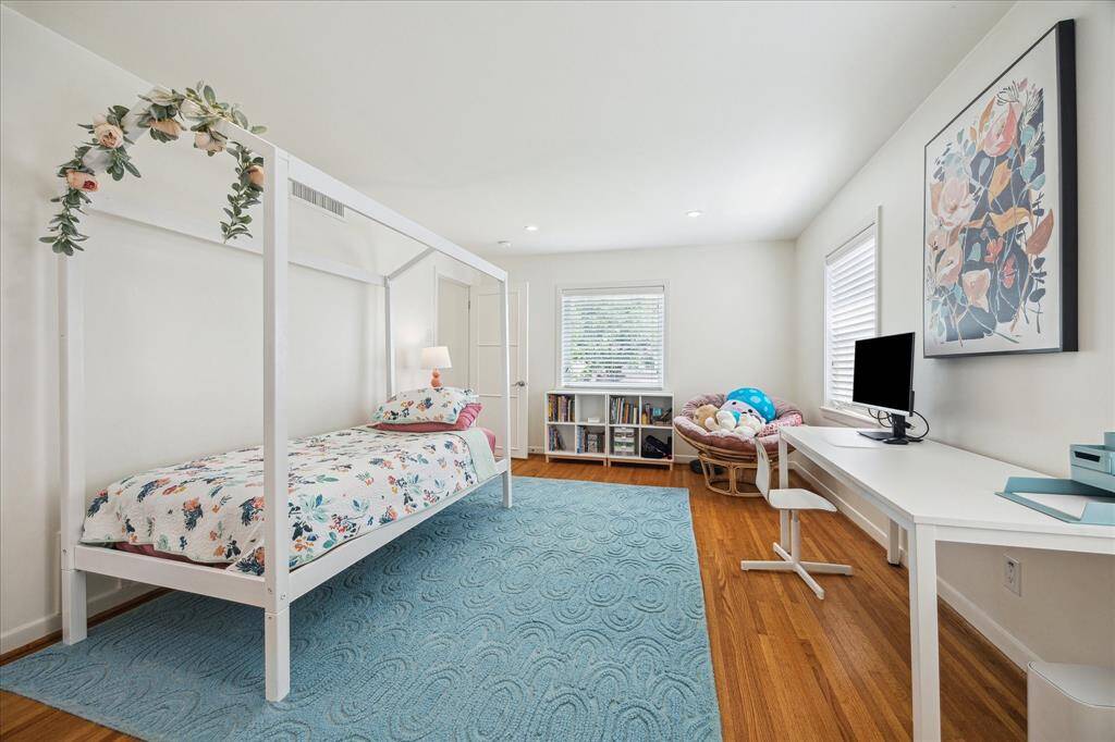The second guest bedroom.