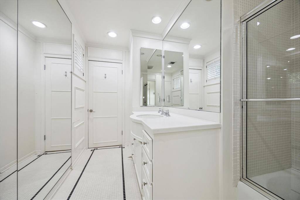 Shared Jack & Jill bathroom on the second floor.