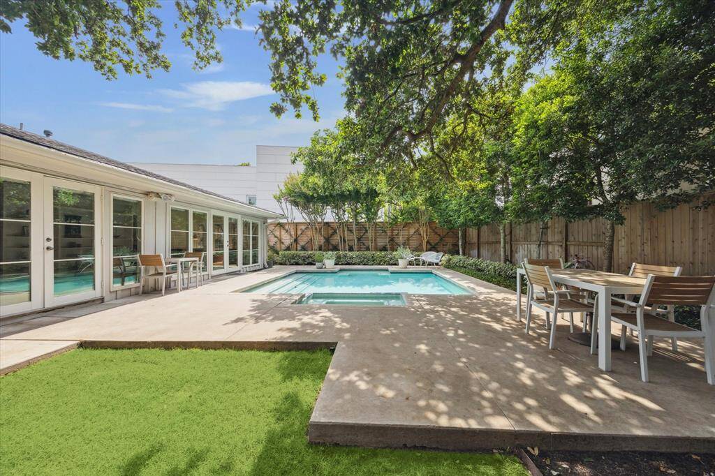 Enjoy both the sun and the shade!