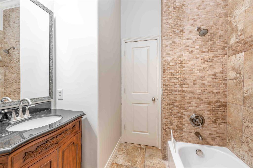 Secondary Ensuite Bath