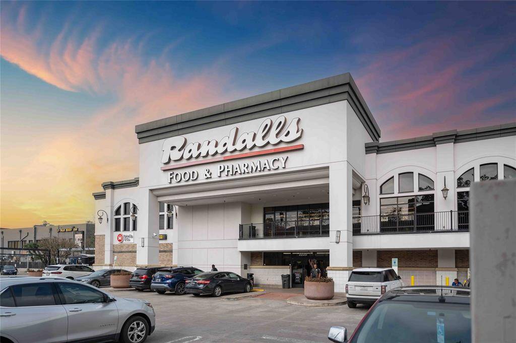 0.2 miles to neighborhood Randalls Groceries
