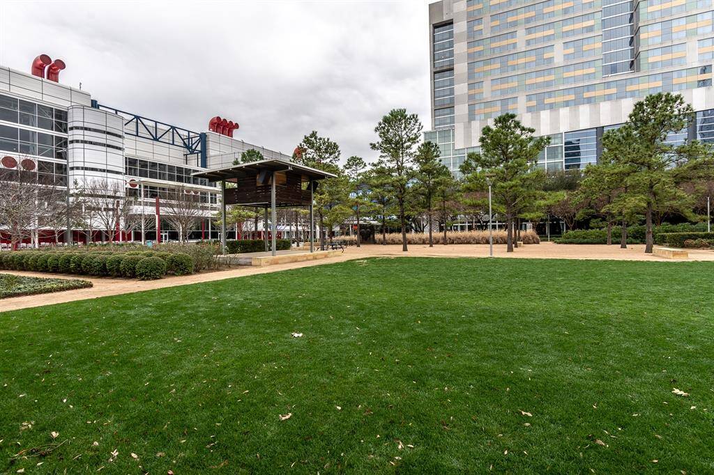 1.3 miles to Discovery Green - 12 acres mixed use green space with lake and more!