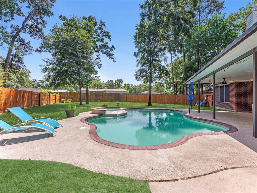 Think of how much fun you'll have in this sparkling pool and the entertainment is endless with friends and family to!
