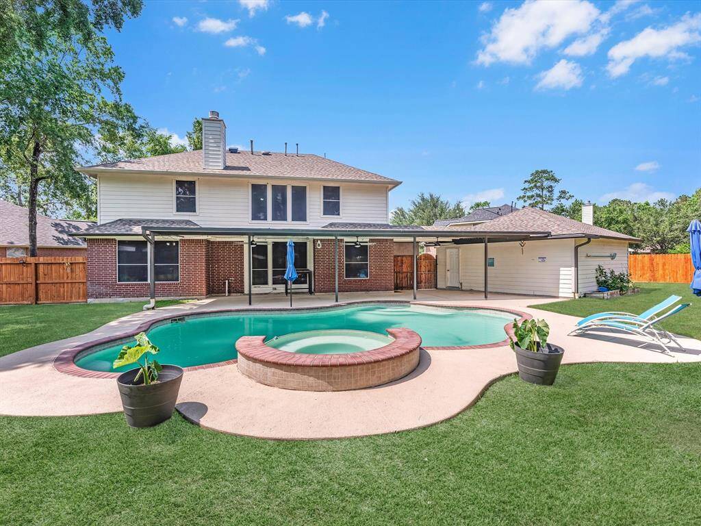 You'll spend plenty of time cooling off in this pool and spa! Beat the heat!