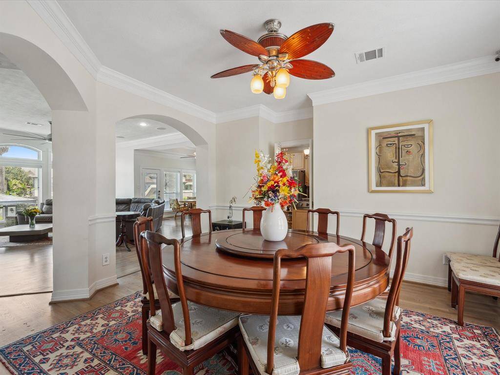 SPACIOUS DINING ROOM WITH BEAUTIFUL ARCHES AND CROWN MOLDING.