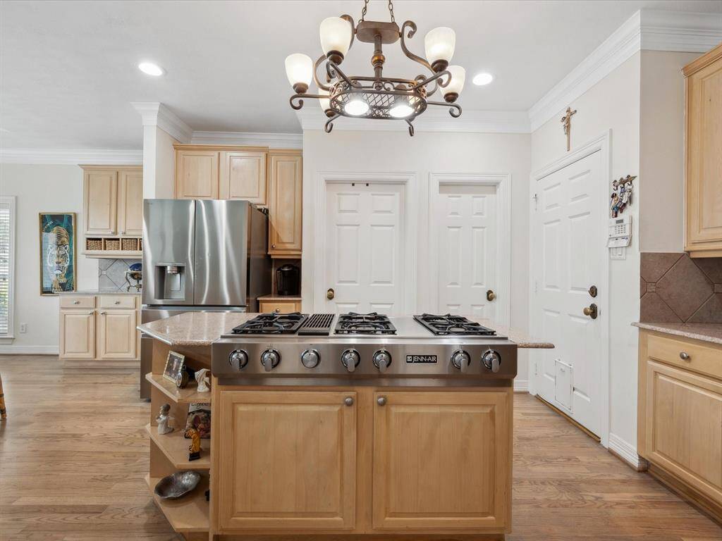THE ISLAND OFFERS AN AWESOME 6 BURNER GAS RANGE.