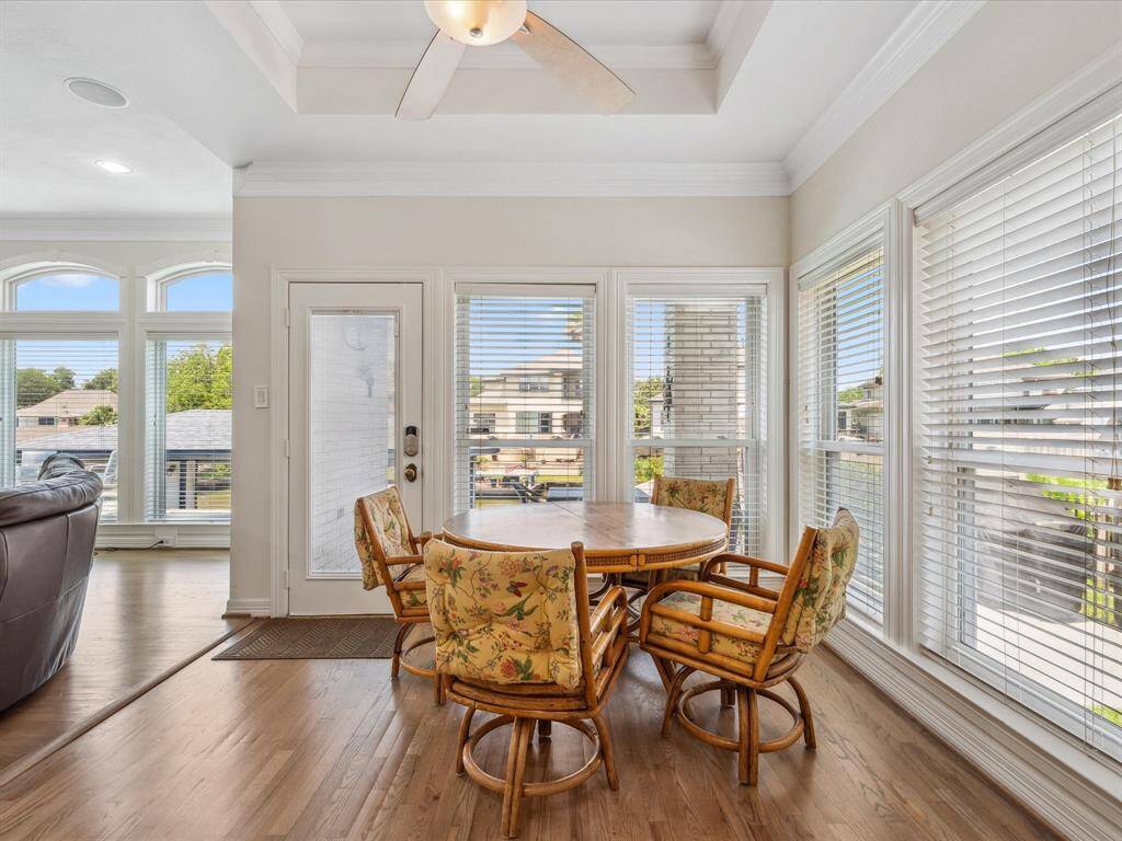 BREAKFAST ROOM WITH COFFERED CEILING AND ACCESS TO THE PATIO.
