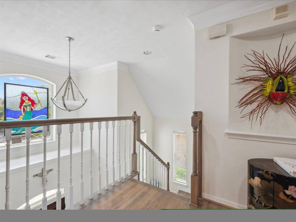 THE LANDING OVERLOOKING THE 2 STORY FOYER.