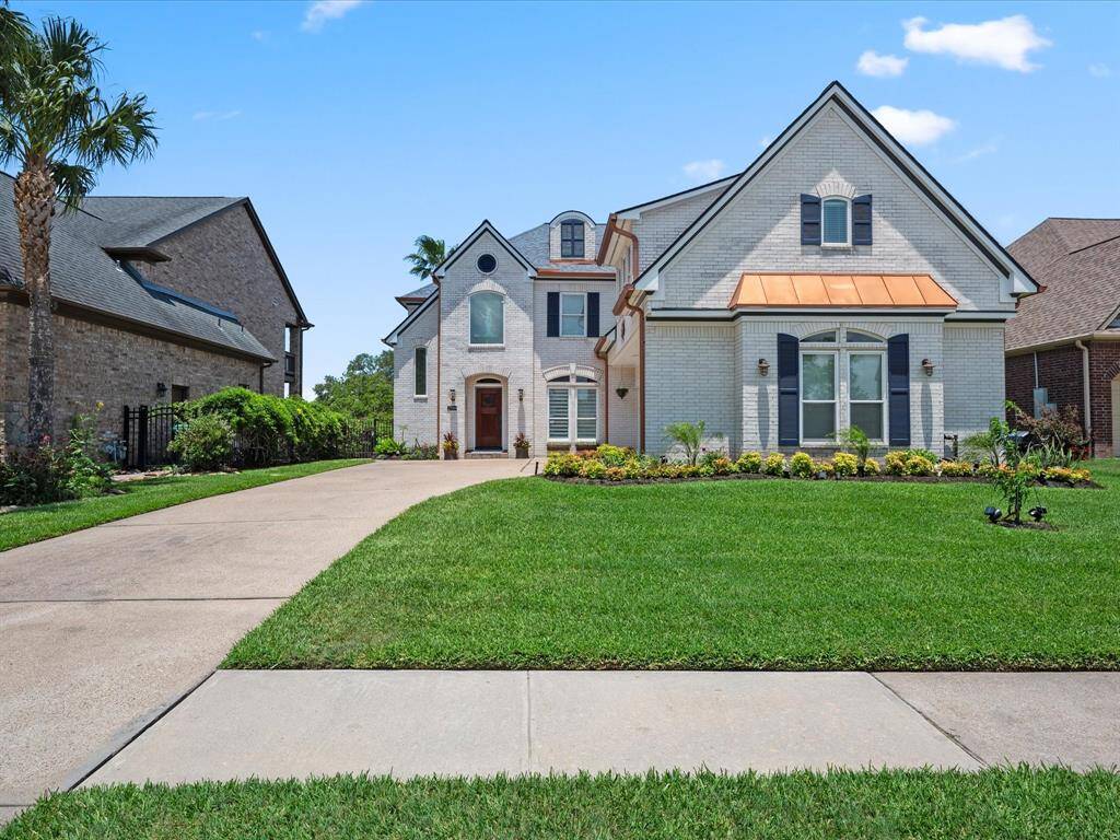BEAUTIFUL CURB APPEAL.