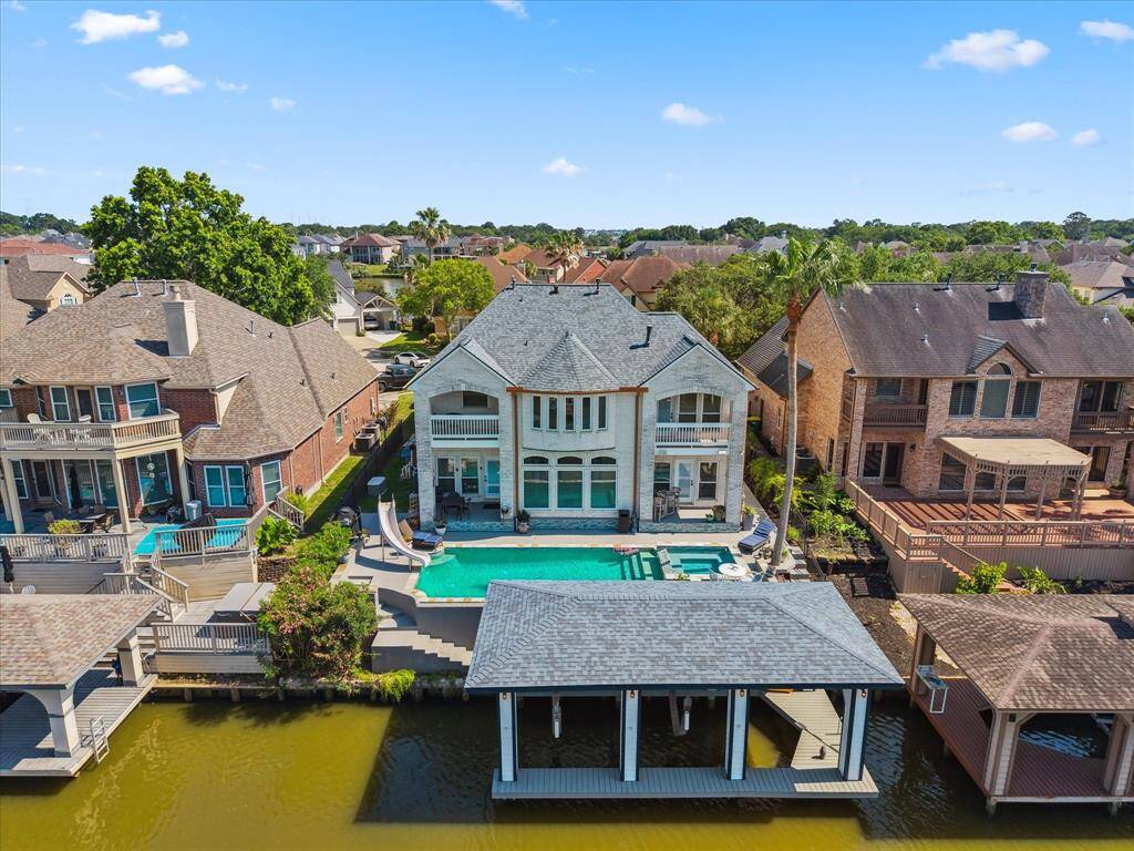 NICE AERIAL VIEW SHOWCASING THE OUTDOOR AMENITIES.